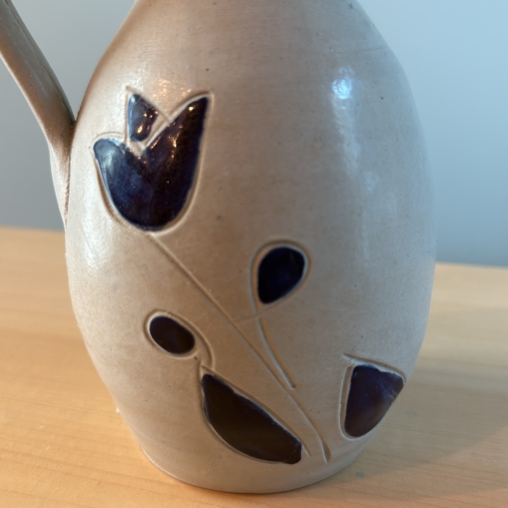 *Vintage Williamsburg Pottery Salt Glaze Pitcher with Cobalt Blue Flower Design - Picture 5 of 8